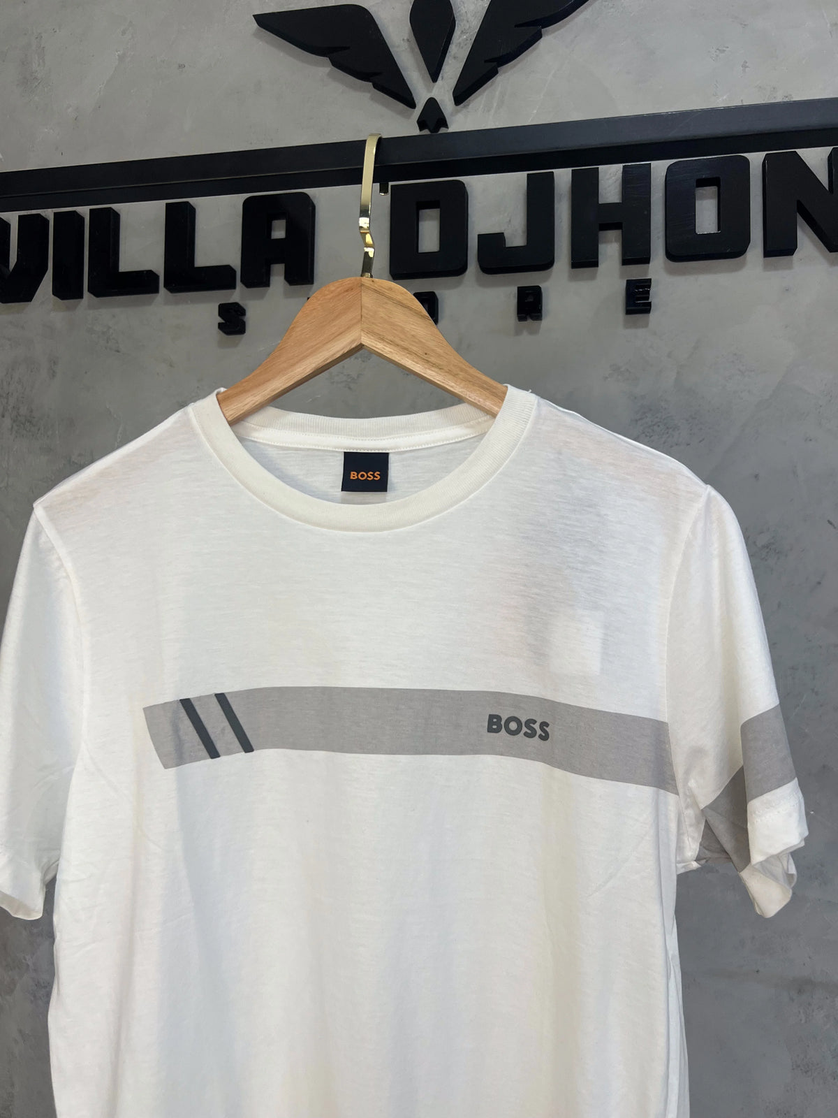 Camiseta Boss Branca Detalhada