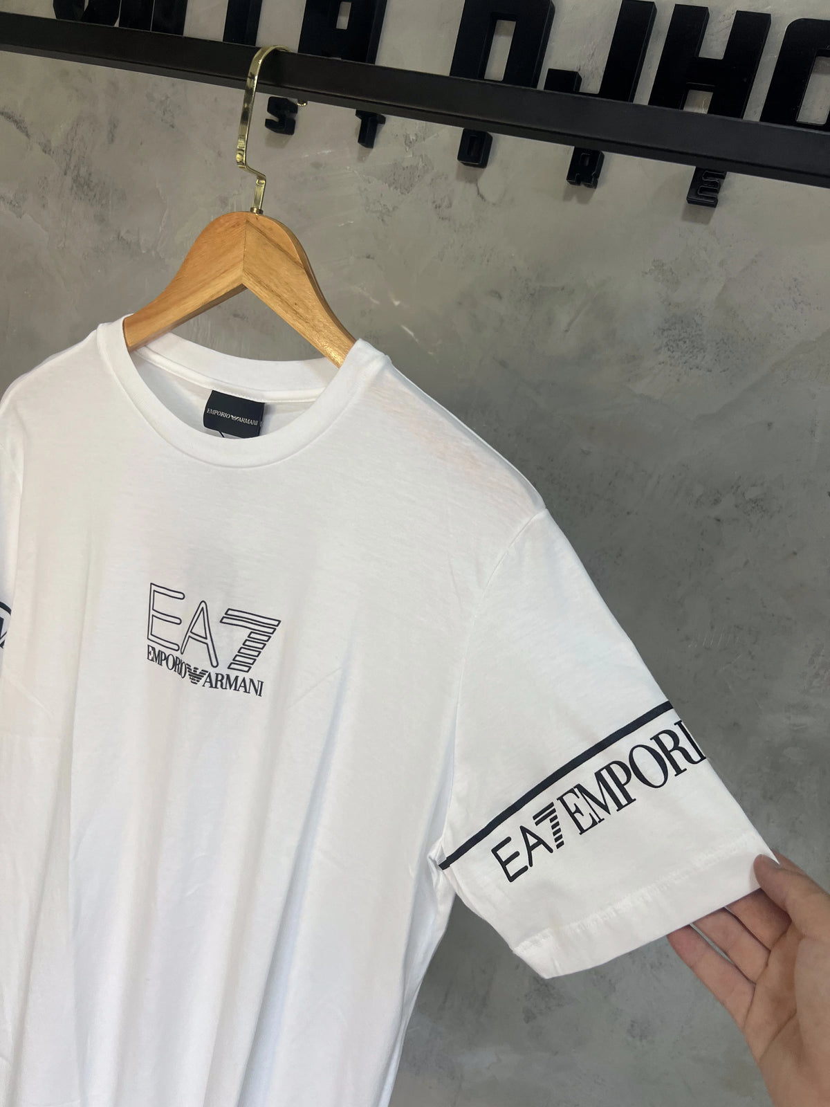 Camiseta EA7 Branca Detalhada