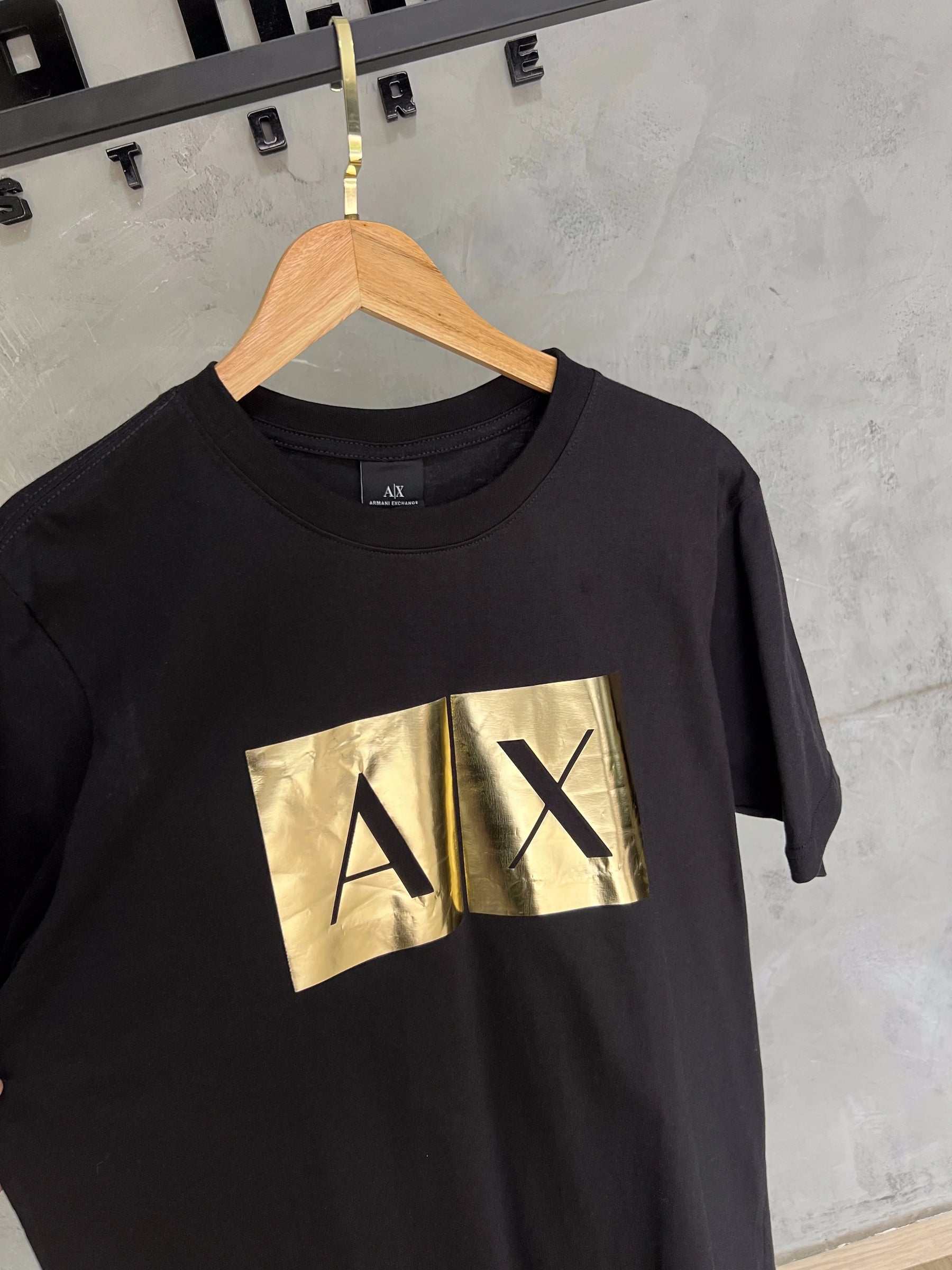 Camiseta Armani AX Preta e Dourada