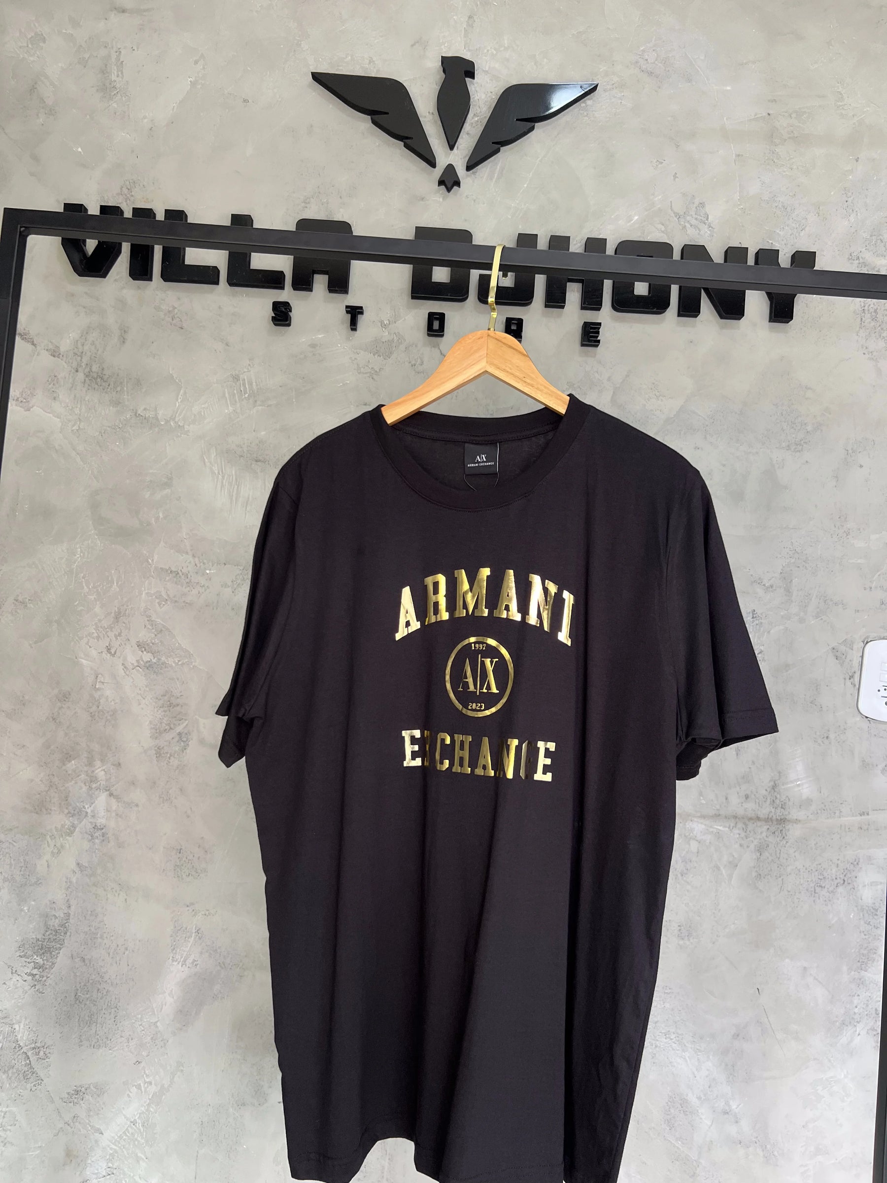 Camiseta Armani Exchange Preta Com Dourada