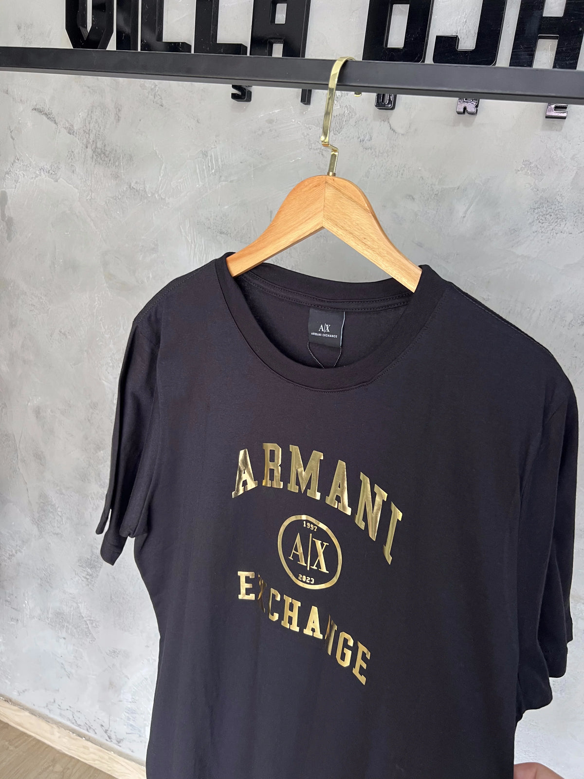 Camiseta Armani Exchange Preta Com Dourada