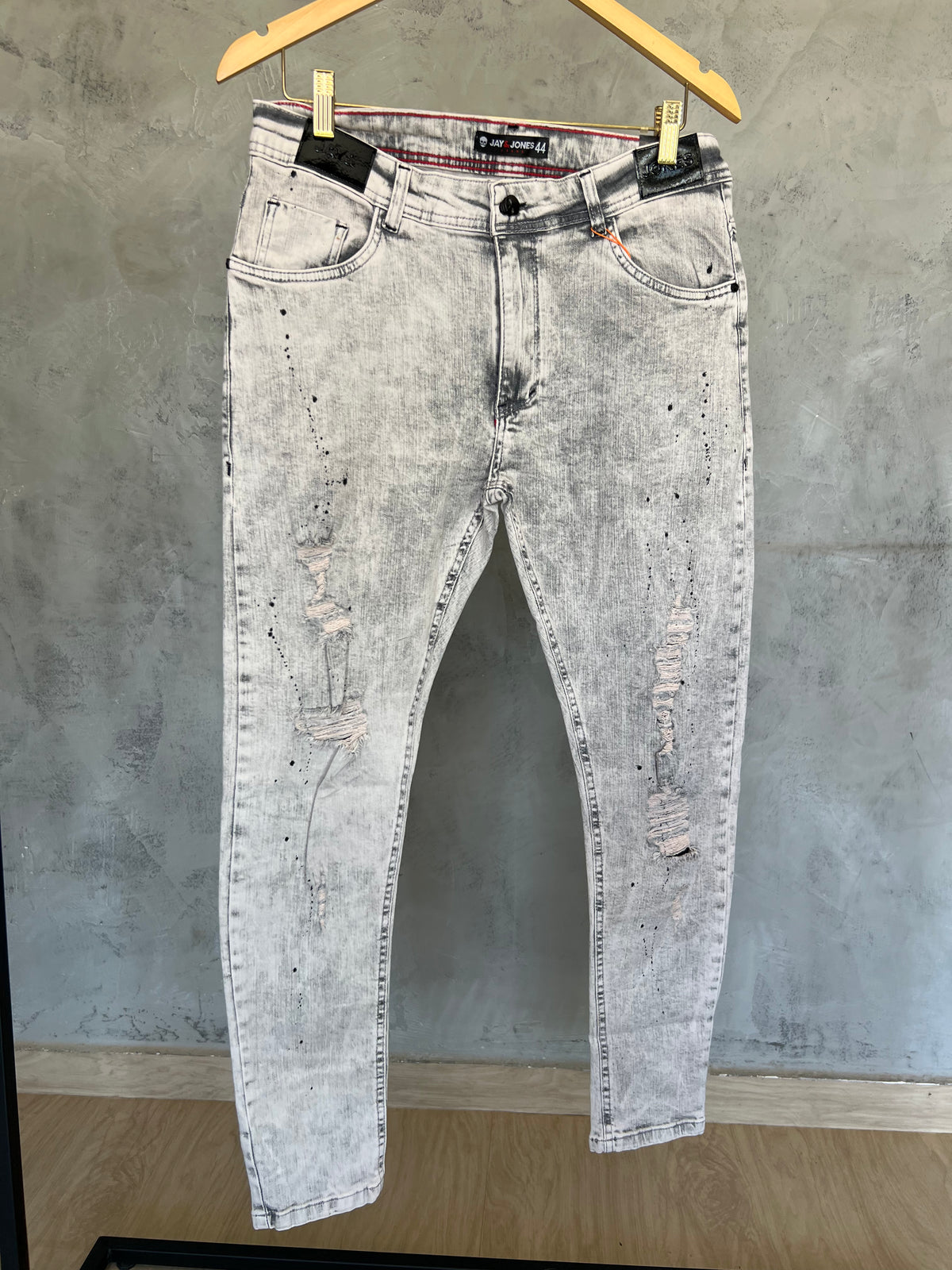 calça jeans cinza clara